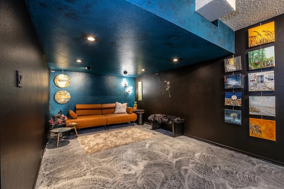 Momento Lounge and Gallery photo 3