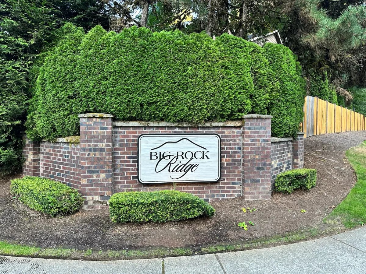 Big Rock Ridge brick monument entry sign with mountain logo in Duvall WA